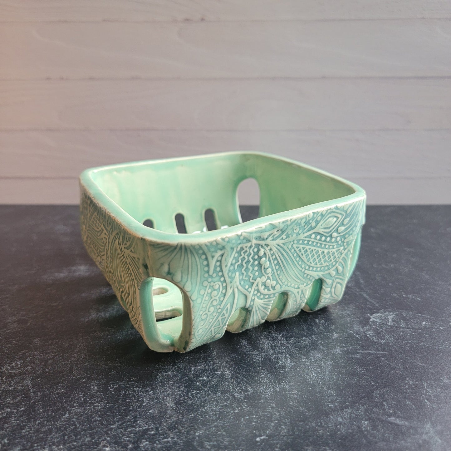 Berry basket in Green leaf