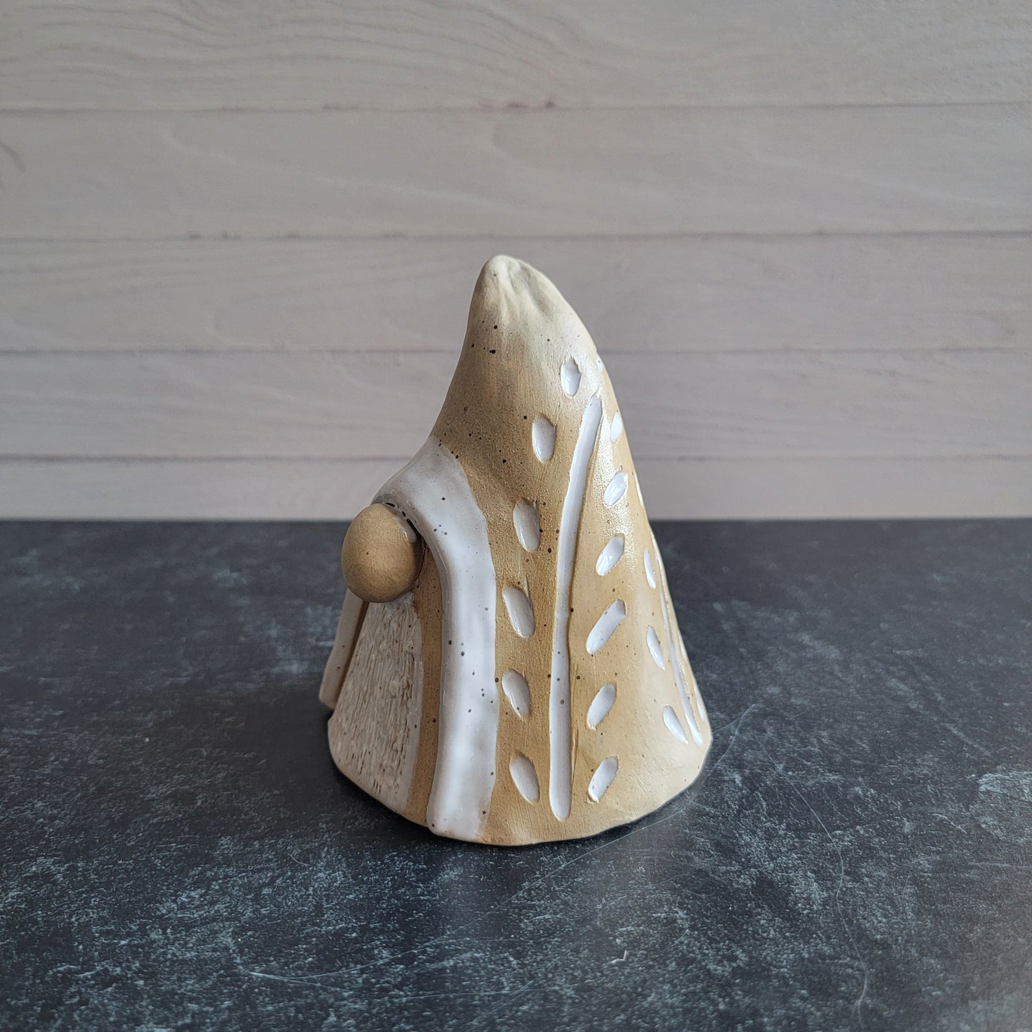 Gnome small (Buff and white carved details)