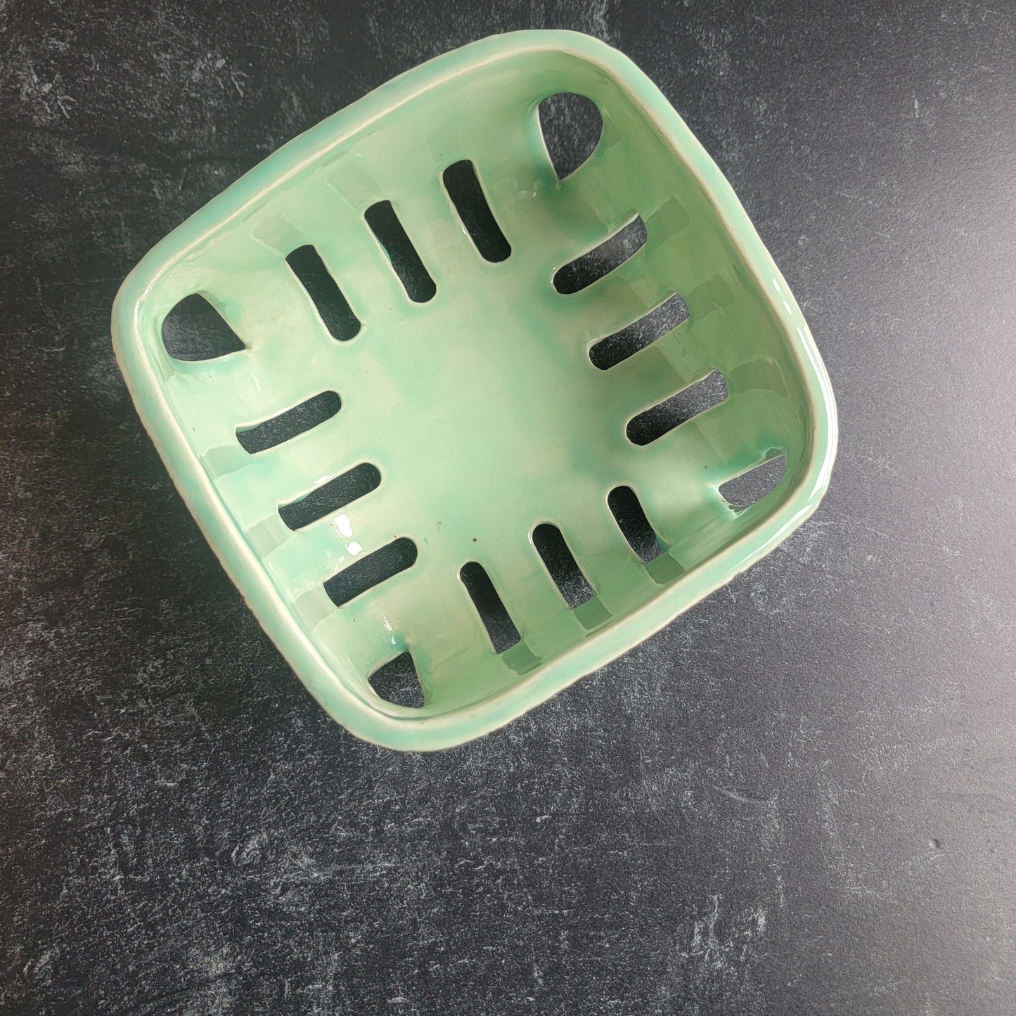 Berry basket in Green leaf